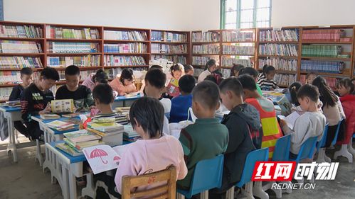 長沙商貿(mào)旅游職院愛心捐建圖書角 讓鄉(xiāng)村孩子擁抱詩和遠方
