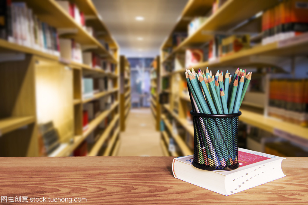 空的木桌和現代圖書館的背景下,產品顯示